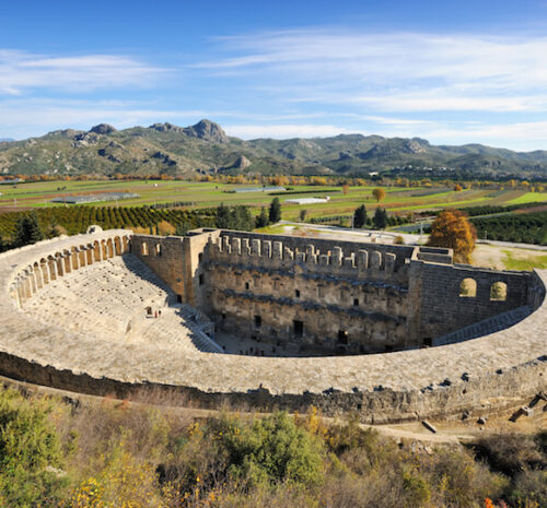 مسرح أسبندوس بين آثار العصور القديمة وروعة الفن الهلنستي