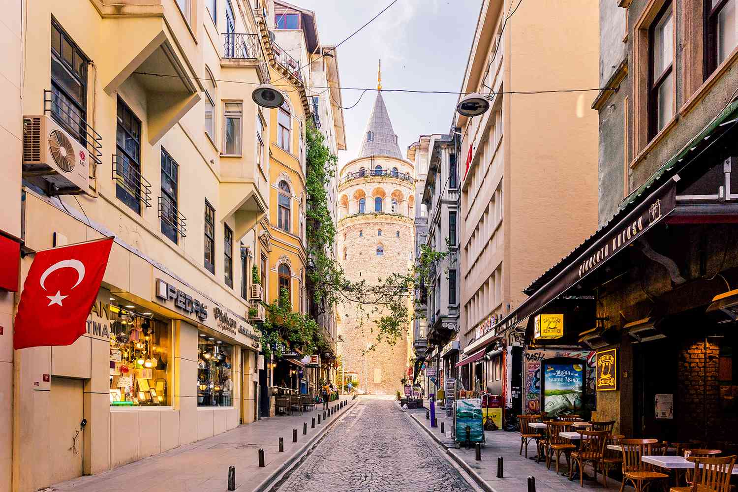 istiklal street in taksim istanbul 4