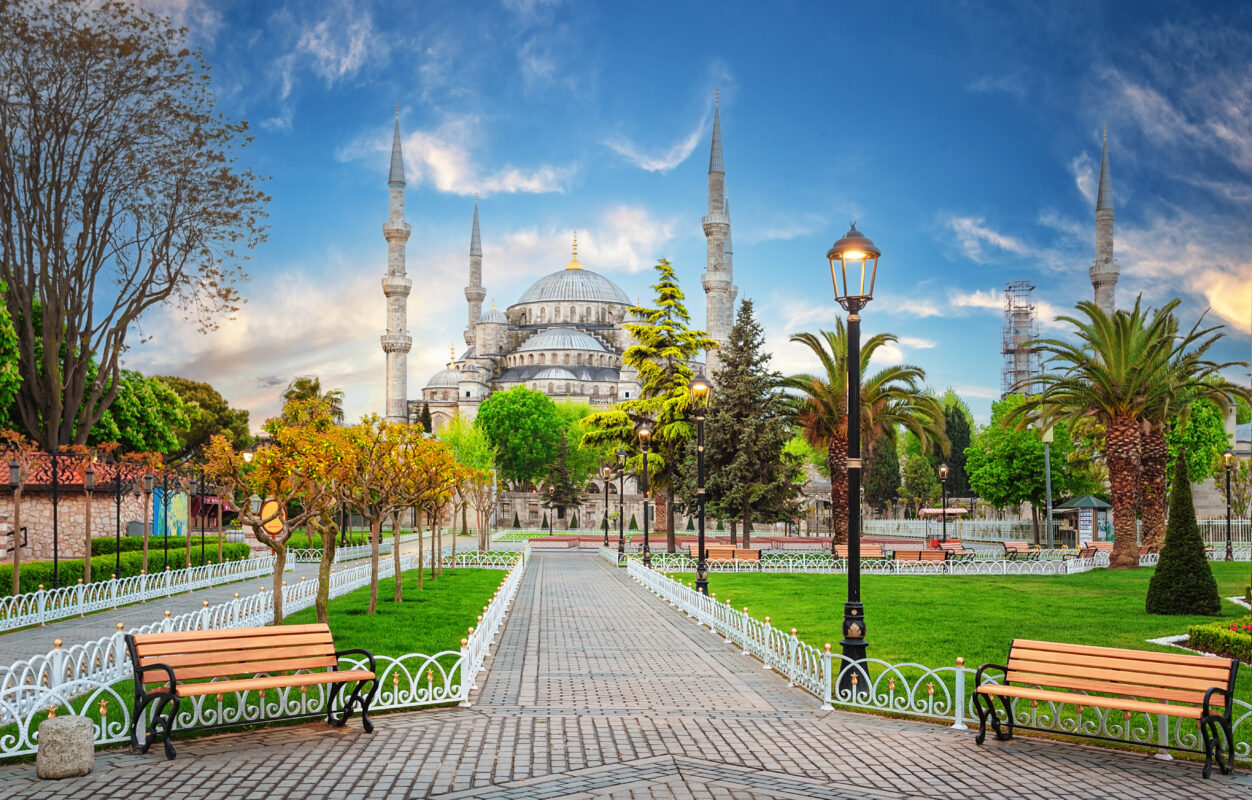 sultanahmet mosque blue mosque istanbul by day 1252x800 1